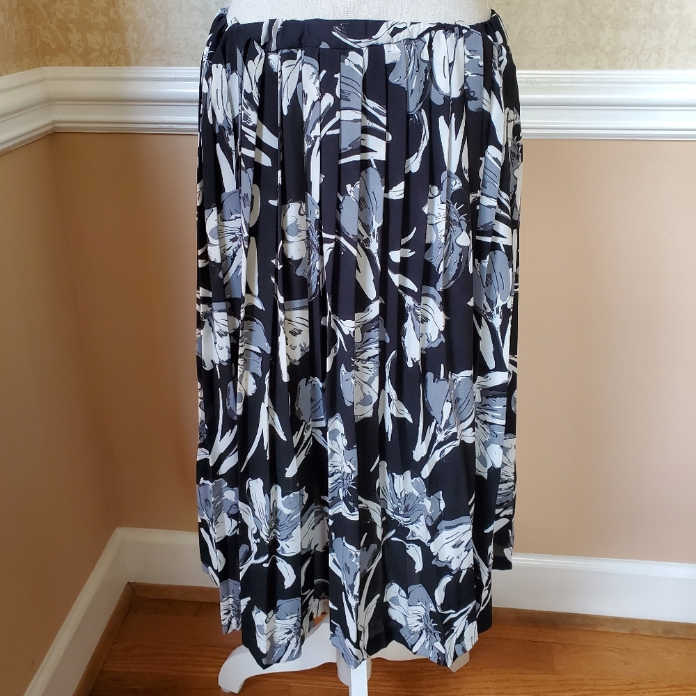 Flowy midi-skirt